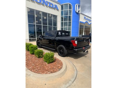 Used 2023 Nissan Titan SV w/ SV Convenience Package RWD image 3