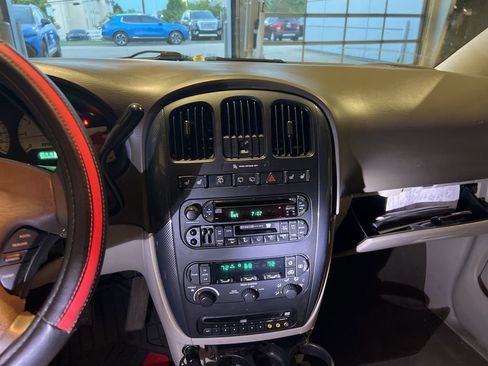 Used 2005 Dodge Grand Caravan SXT w/ Leather Interior Group image 10