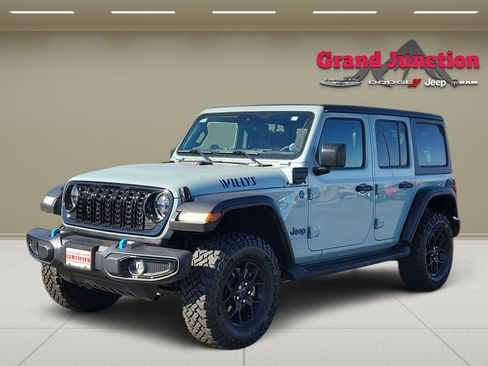 Used 2024 Jeep Wrangler Unlimited AWD/4WD image 3
