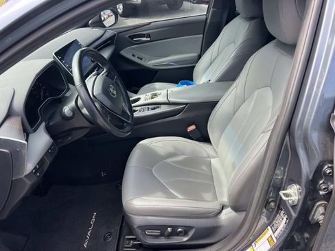 Used 2019 Toyota Avalon XLE w/ Moonroof Package image 9
