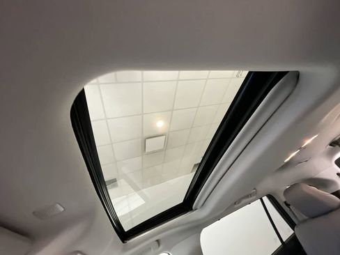 Used 2020 Toyota Highlander XLE image 22