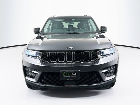 Used 2023 Jeep Grand Cherokee Laredo w/ Luxury Tech Group I AWD/4WD image 2
