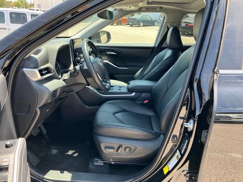 Used 2025 Toyota Highlander XLE FWD image 7