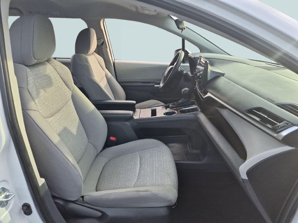 Used 2024 Toyota Sienna LE AWD/4WD image 28