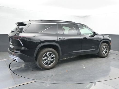 Used 2025 Chevrolet Traverse LT FWD image 2