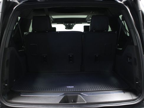 Used 2025 Cadillac Escalade ESV V AWD/4WD image 16