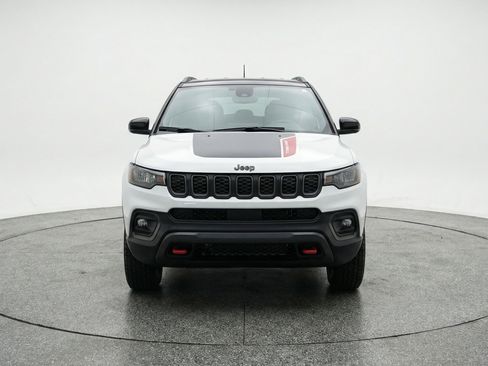 Used 2025 Jeep Compass Trailhawk image 2