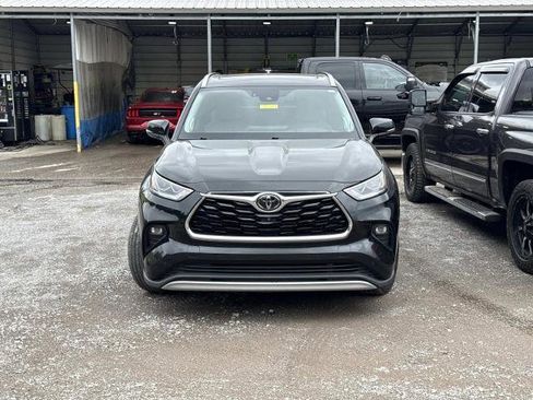 Used 2020 Toyota Highlander Platinum AWD/4WD image 2