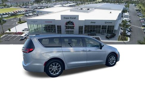 Used 2023 Chrysler Pacifica Touring-L image 20