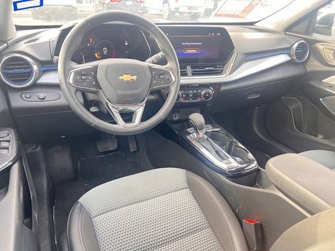 Used 2025 Chevrolet Trax LT w/ LT Convenience Package image 14