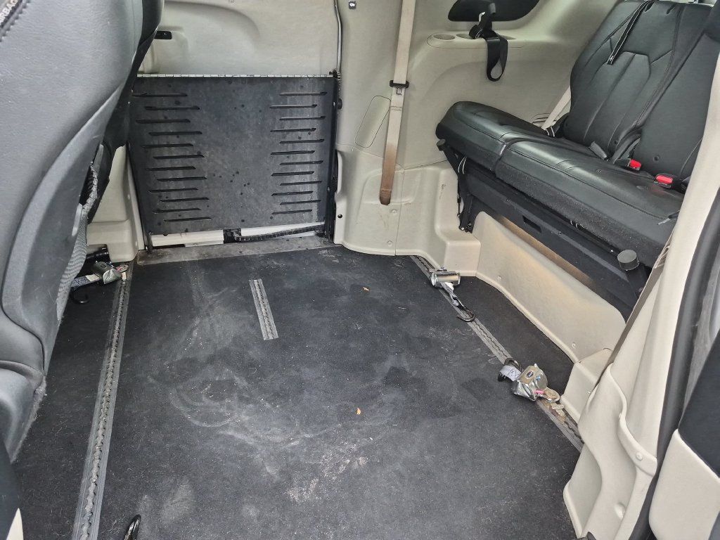 Used 2020 Chrysler Pacifica Touring-L FWD image 27