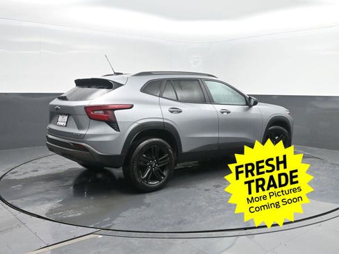 Used 2025 Chevrolet Trax ACTIV w/ Driver Confidence Package image 2