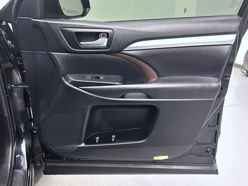 Used 2019 Toyota Highlander XLE image 16