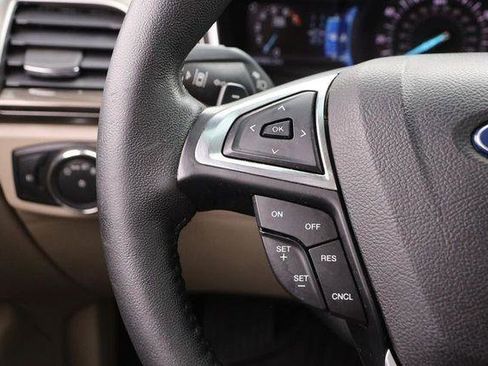 Used 2017 Ford Fusion SE w/ Fusion SE Technology Package image 12