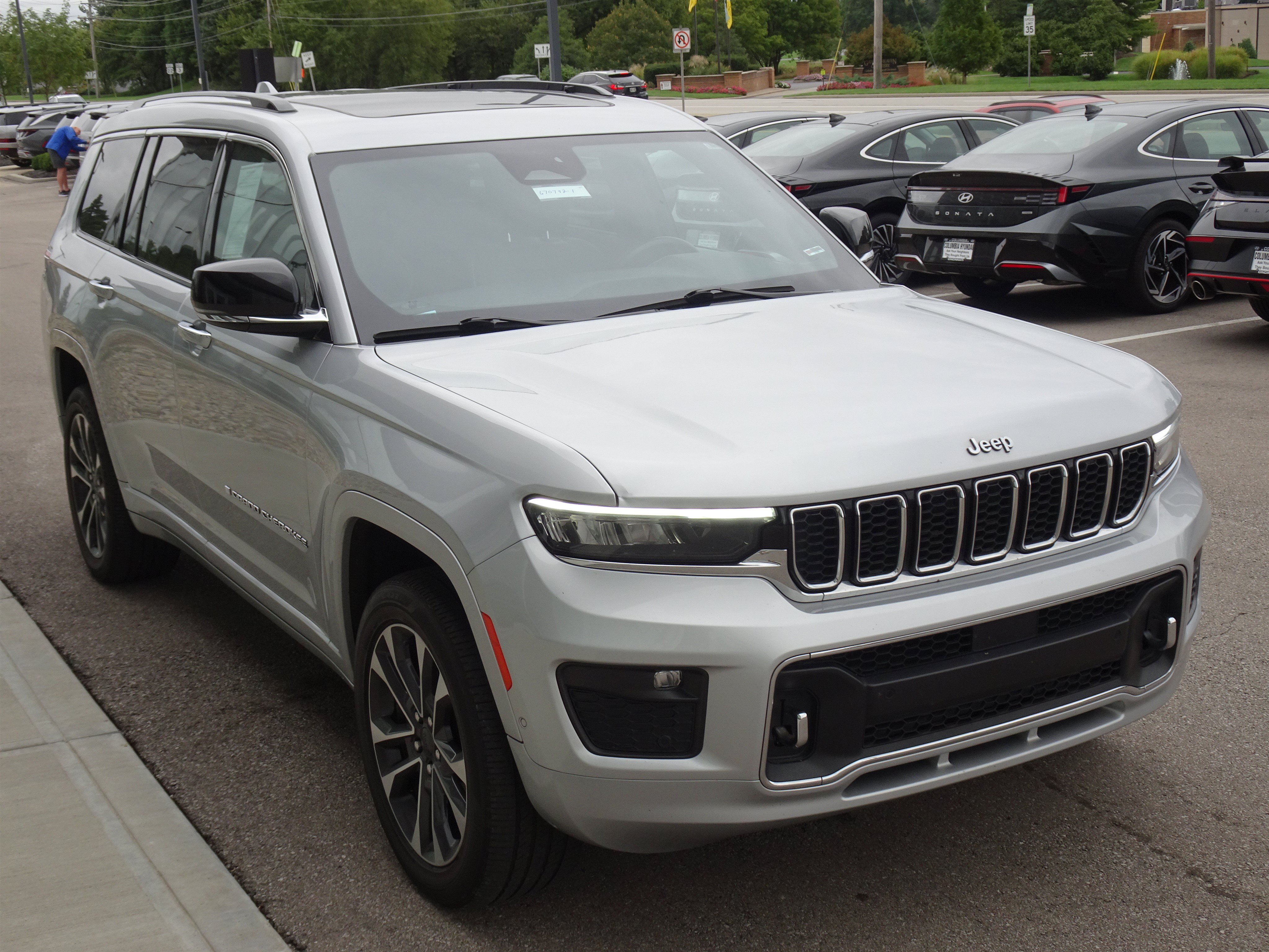 Used 2021 Jeep Grand Cherokee L Overland w/ Luxury Tech Group IV AWD/4WD image 9