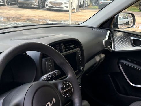 Used 2025 Kia Soul LX w/ LX Technology Package FWD image 33