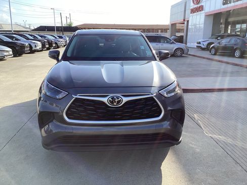 Used 2023 Toyota Highlander L FWD image 2