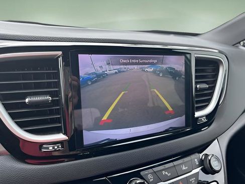 Used 2025 Chrysler Pacifica Select image 18