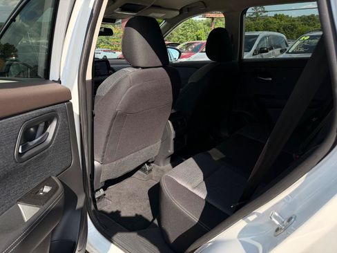 Used 2023 Nissan Rogue SV FWD image 6