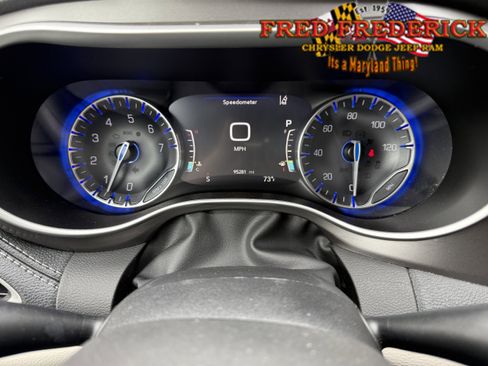 Used 2023 Chrysler Pacifica Touring-L AWD/4WD image 11