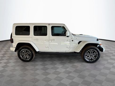 Used 2023 Jeep Wrangler Unlimited Sahara AWD/4WD image 5