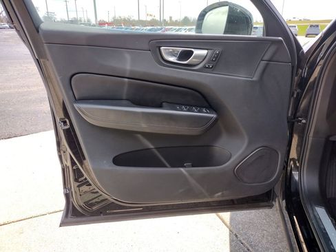 Used 2023 Volvo XC60 B5 Core image 9