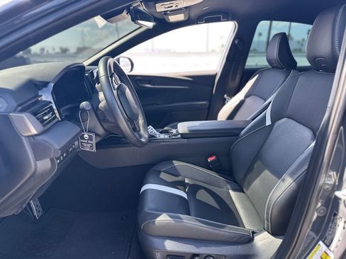 Used 2025 Toyota Camry SE w/ Convenience Package FWD image 5