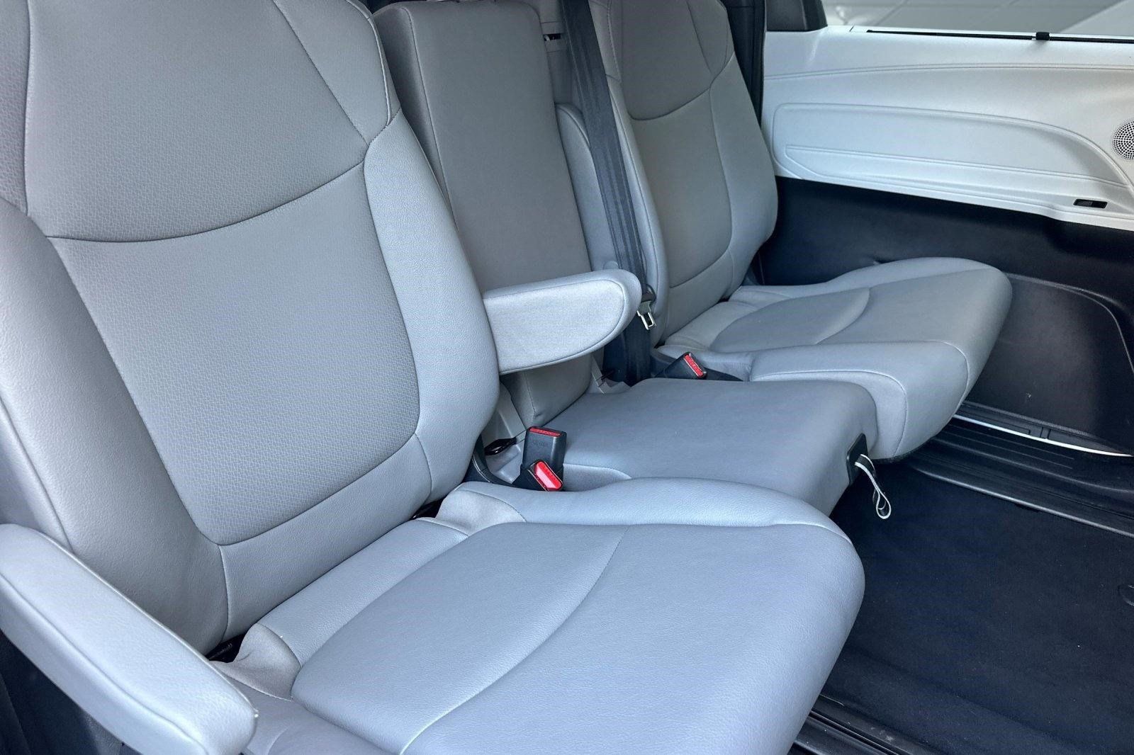 Used 2026 Toyota Sienna XLE FWD image 31