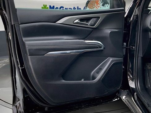 Used 2025 Chevrolet Traverse LT image 19
