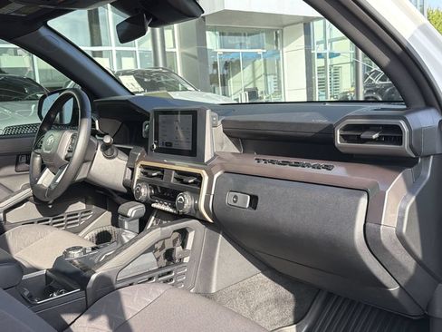 Used 2025 Toyota Tacoma SR5 AWD/4WD image 18