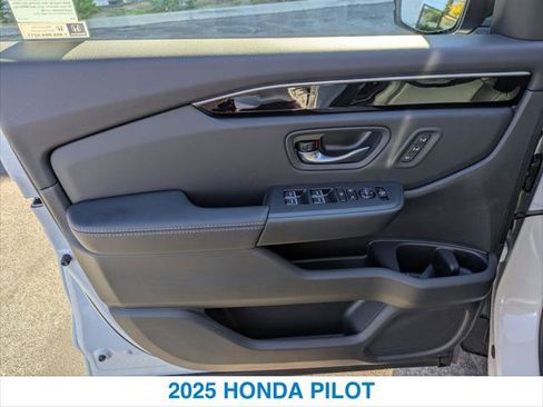 New 2025 Honda Pilot Touring image 12