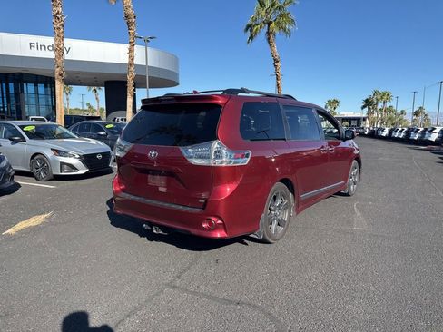 Used 2018 Toyota Sienna SE Premium w/ Carpet Mat Package FWD image 7
