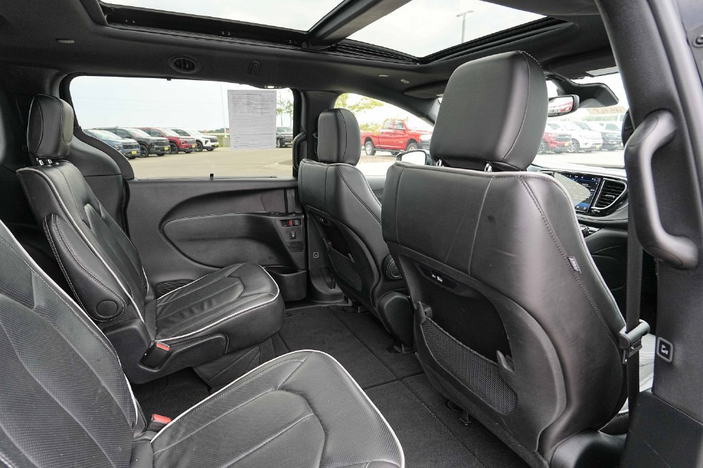 Used 2025 Chrysler Pacifica Limited FWD image 25
