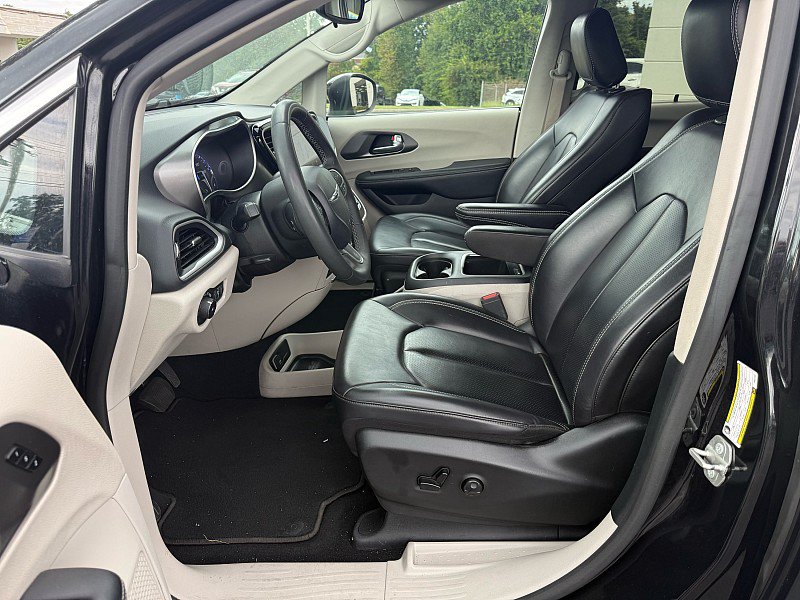 Used 2023 Chrysler Pacifica Touring-L FWD image 9