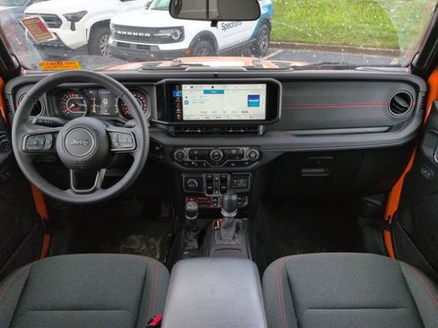 Used 2025 Jeep Gladiator Rubicon AWD/4WD image 14