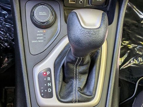 Used 2016 Jeep Cherokee Latitude w/ Cold Weather Group AWD/4WD image 12