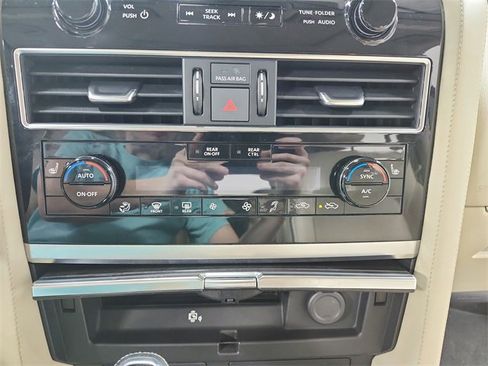 Used 2023 INFINITI QX80 Luxe w/ Cargo Package image 33