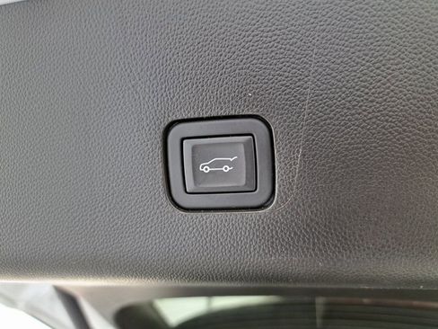 Used 2023 Chevrolet Traverse LT image 34