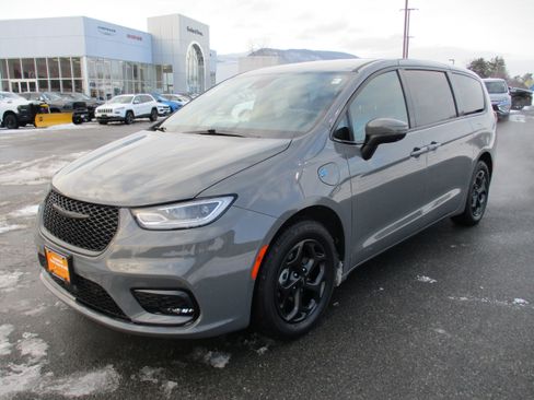 Used 2023 Chrysler Pacifica Touring-L w/ S Appearance Package image 1