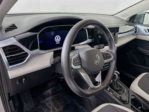 Used 2025 Volkswagen Taos SE image 14