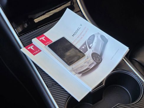 Used 2021 Tesla Model Y Long Range image 37