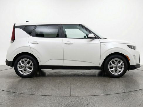 Used 2025 Kia Soul LX w/ LX Technology Package image 11
