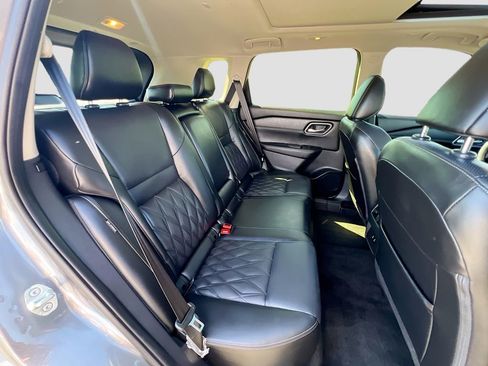 Used 2025 Nissan Rogue Platinum FWD image 27