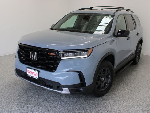 Used 2025 Honda Pilot TrailSport image 2