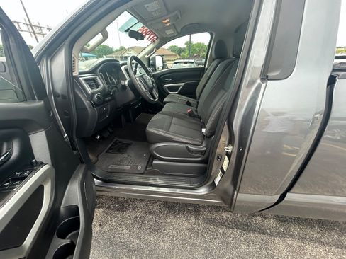 Used 2017 Nissan Titan SV AWD/4WD image 5