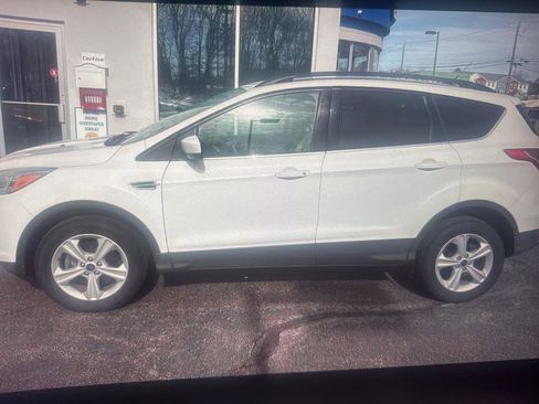 Used 2016 Ford Escape SE w/ Equipment Group 201A image 2