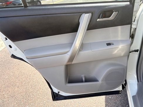 Used 2012 Toyota Highlander FWD image 22