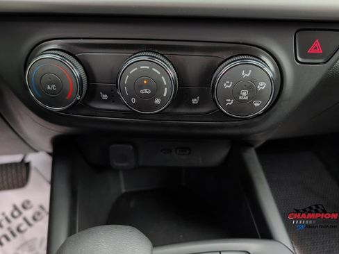 Used 2024 Chevrolet Trax LS w/ LS Convenience Package FWD image 20