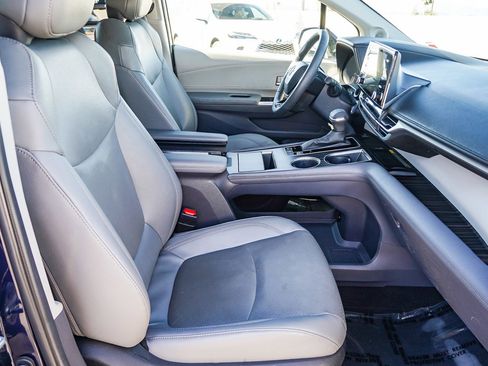 Used 2023 Toyota Sienna Limited image 20