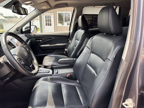 Used 2017 Honda Pilot Touring image 2